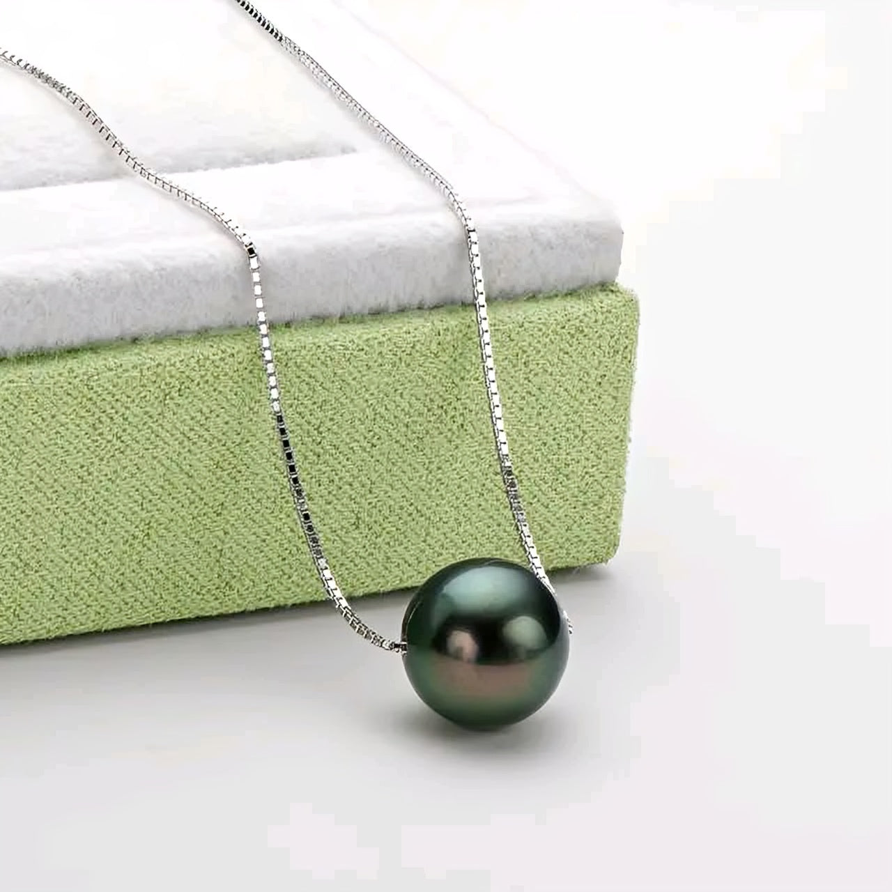 Black pearl pendant necklace