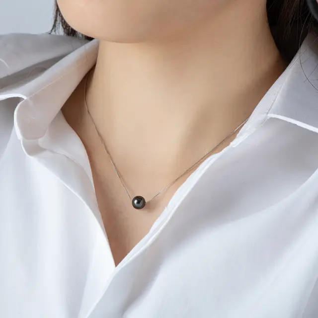 Black pearl pendant necklace