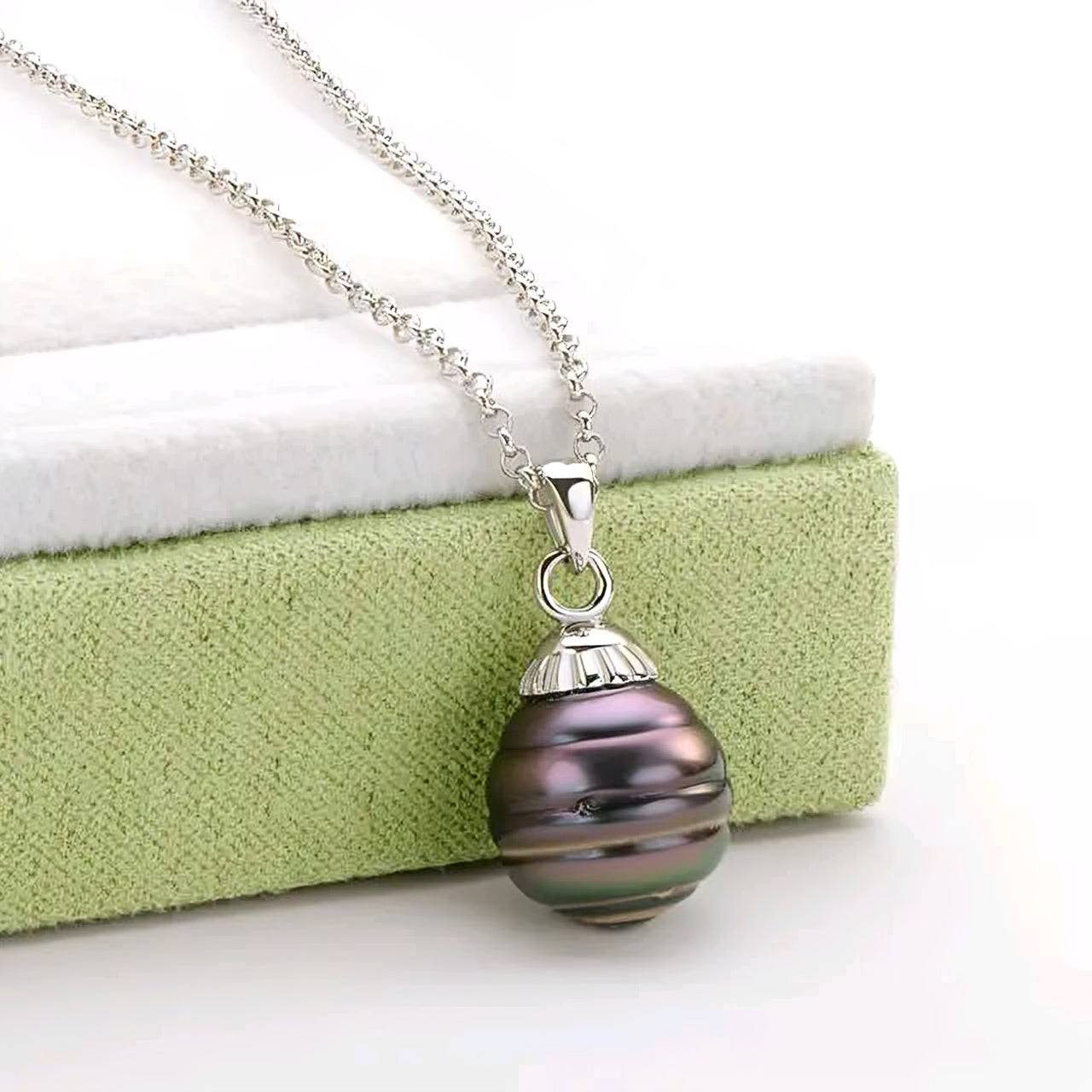 11mm Tahitian black pearl pendant necklace