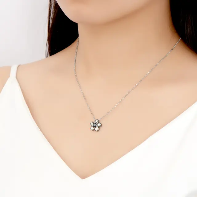 Star shape Moissanite pendant necklace