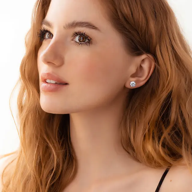 Earrings with moissanite stones