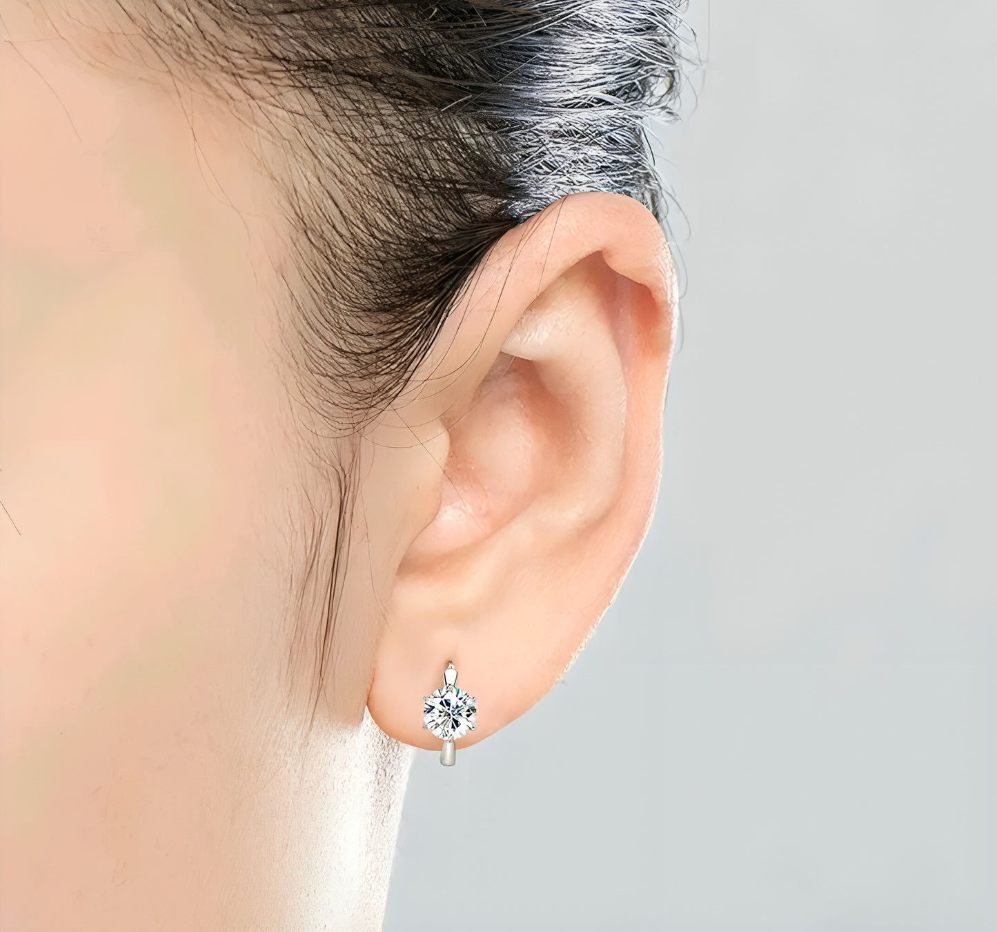 Stud earrings with moissanite stones