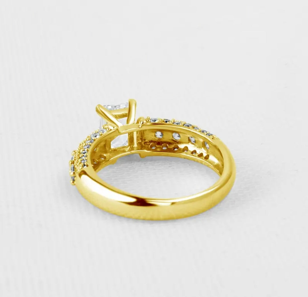 10k solid gold ring with 1 sparkling moissanite