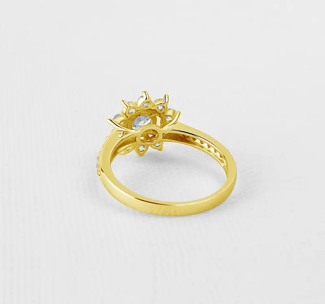 Flower shape 7mm moissanite gold ring