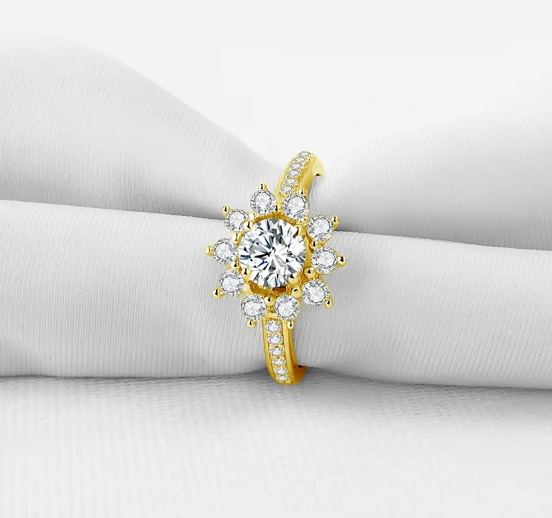 Flower shape 7mm moissanite gold ring