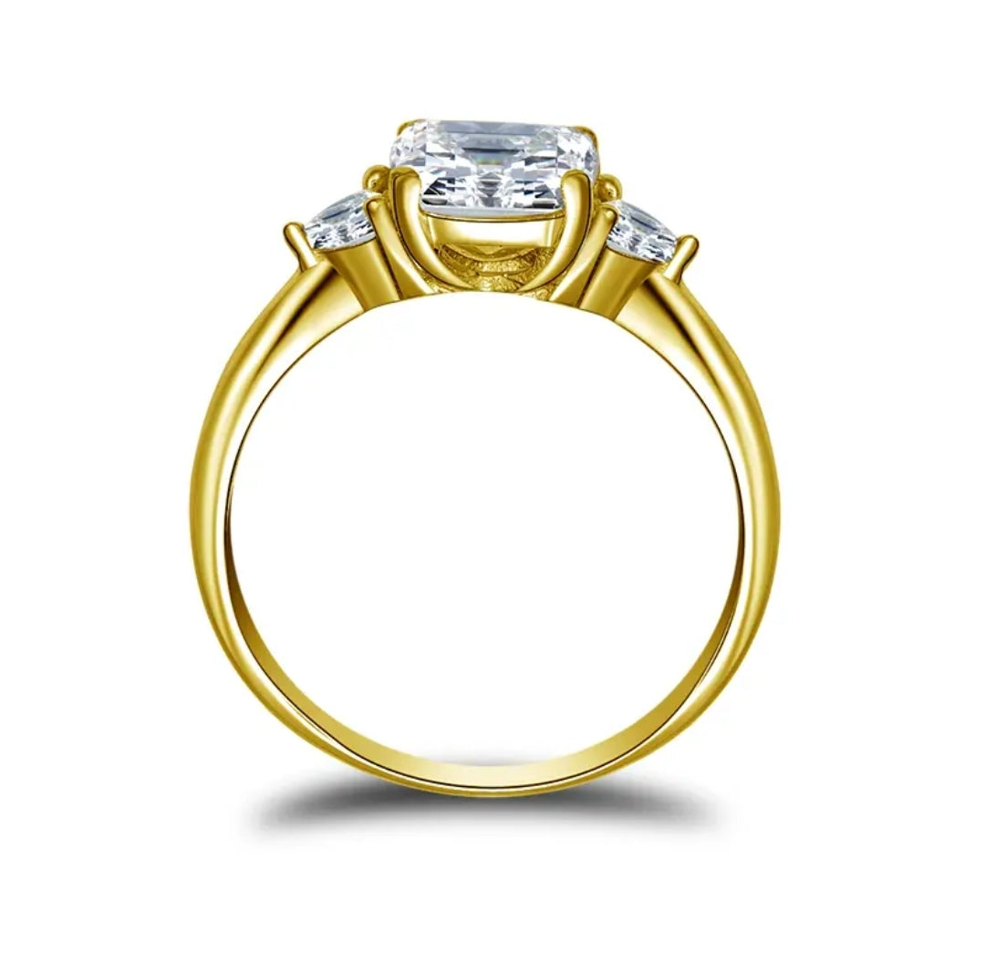 Gold ring with 2ct moissanite