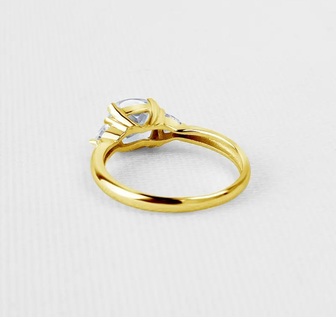 Gold ring with 2ct moissanite