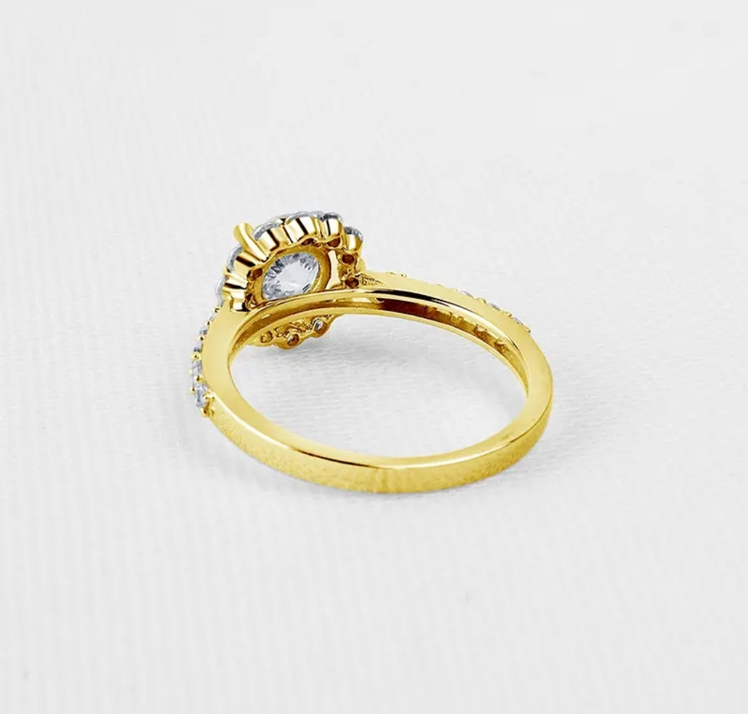Gold ring with 1ct moissanite