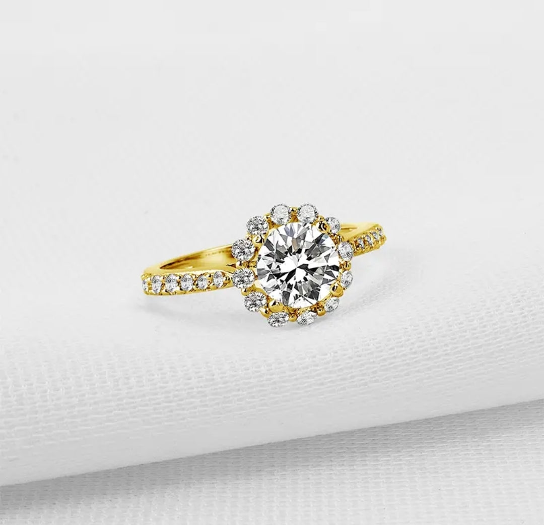 Gold ring with 1ct moissanite