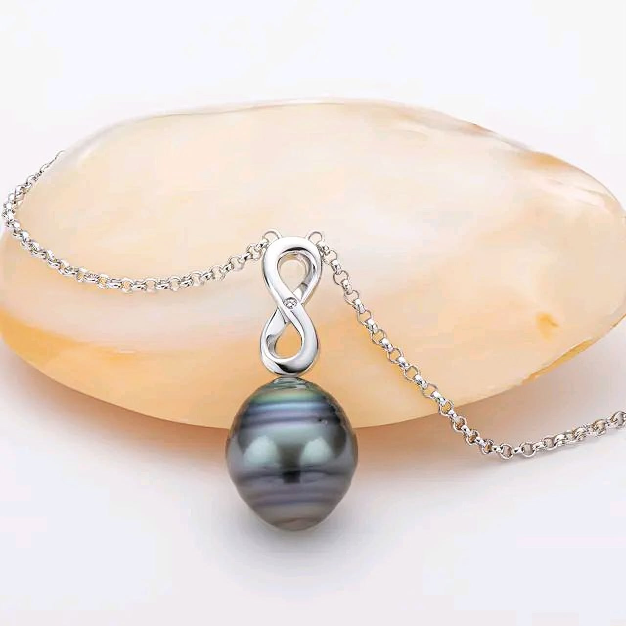 Tahitian baroque pearl pendant necklace