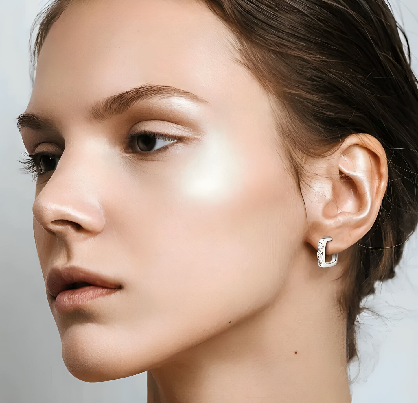 Stud earrings with moissanite stones