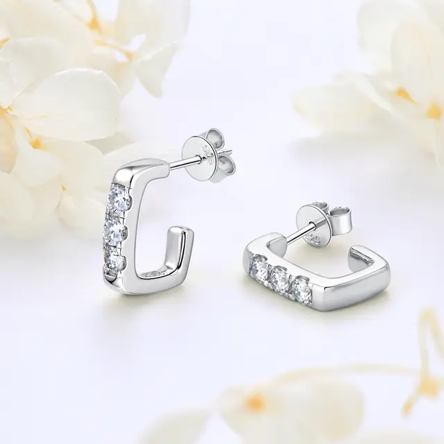 Stud earrings with moissanite stones
